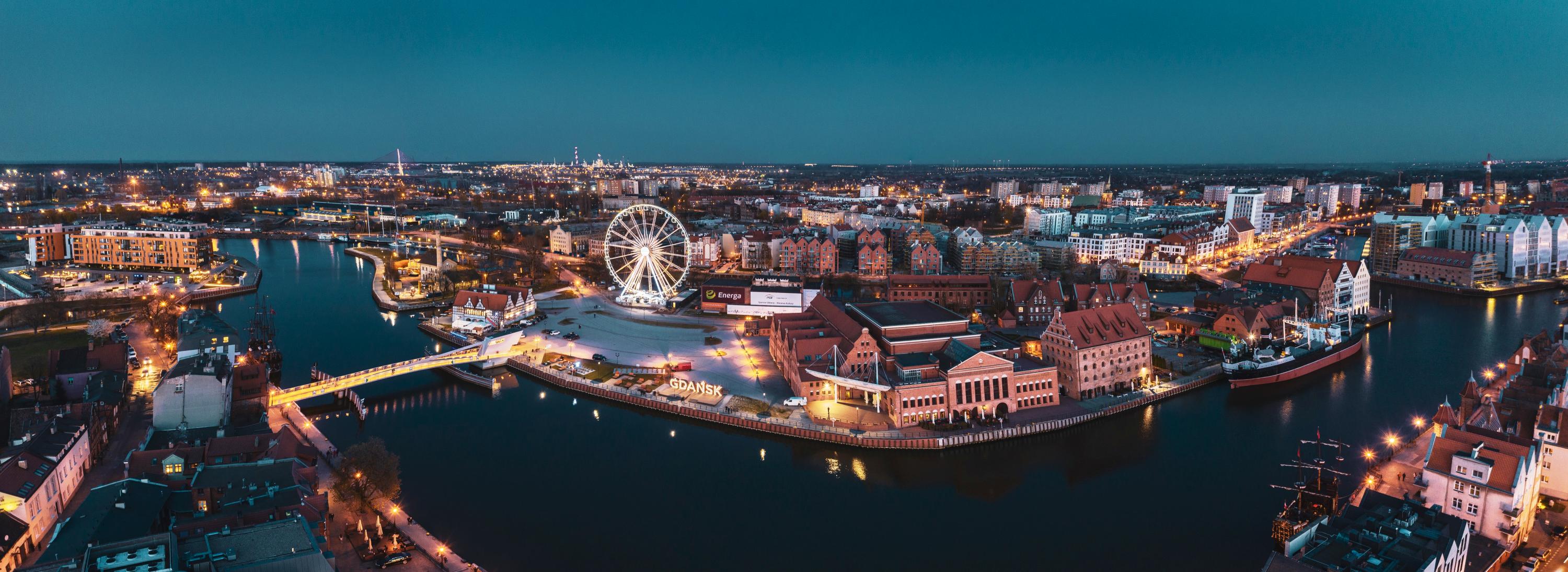 Panorama Gdańska z obiektami przemysłowymi, drogami i budynkami biurowymi | Marcin Hlades
